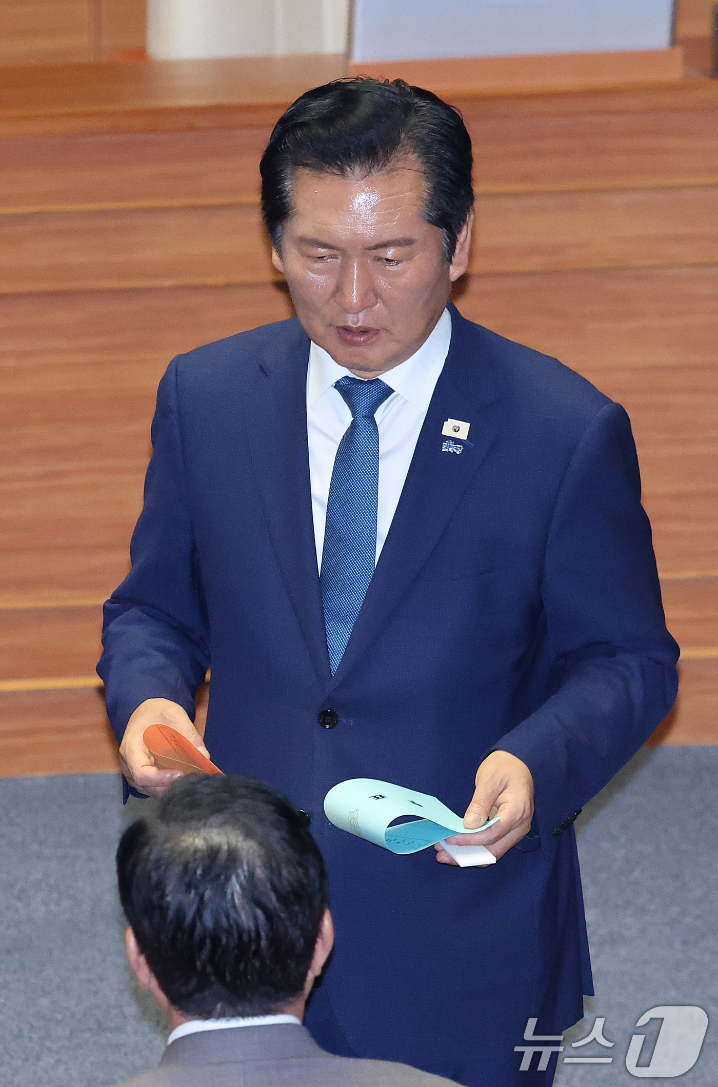 (서울=뉴스1) 신웅수 기자 = 정청래 전 더불어민주당 대표가 30일 서울 여의도 국회에서 열린 제436회 국회(임시회) 제4차 본회의에서 상임위원장 선거 투표를 하고 있다. 20 …