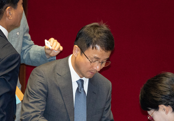 한병도 대표 직무대행, 상임위원장 및 예결위원장 선거 투표
