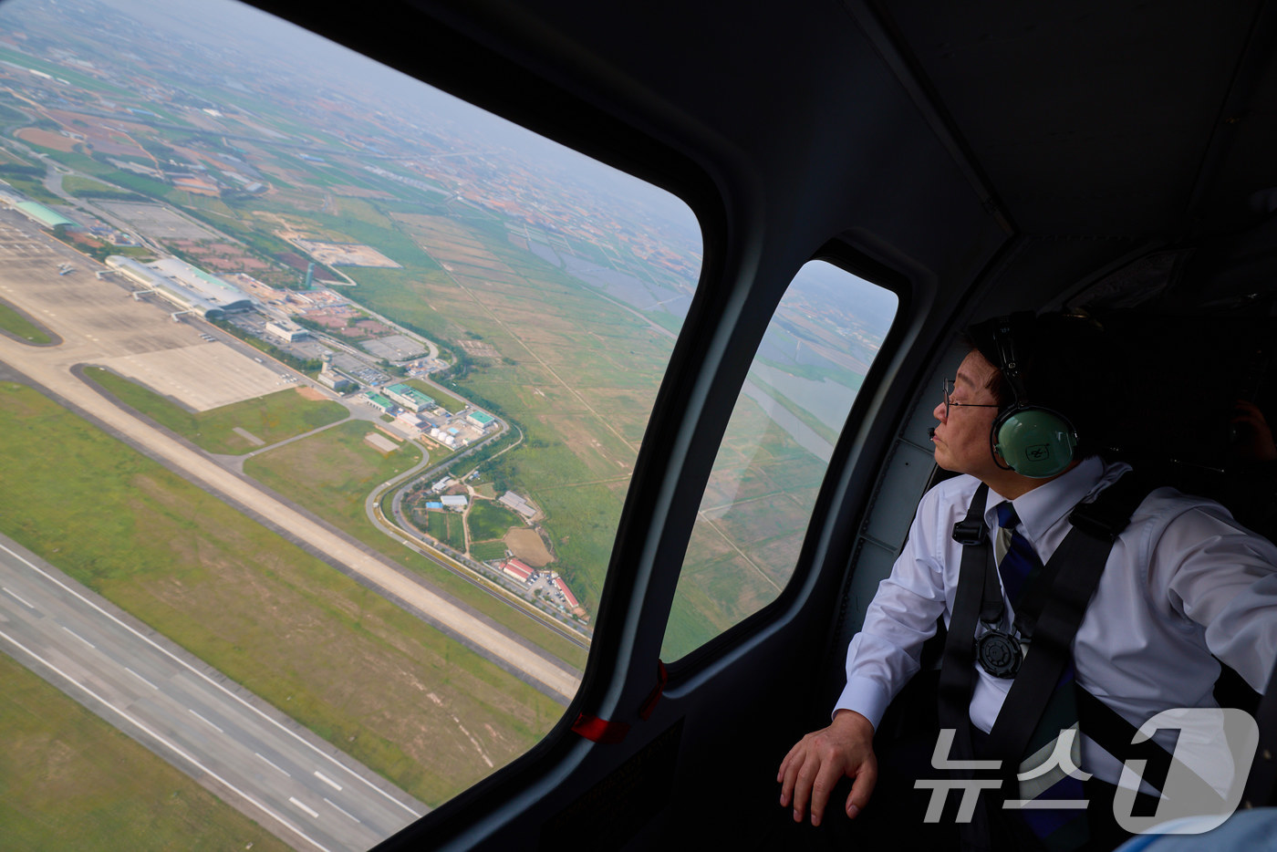 (서울=뉴스1) 이재명 기자 = 이재명 대통령이 30일 항공 시찰 중 무안공항 항로를 바라보고 있다. (청와대 제공. 재판매 및 DB 금지) 2026.6.30/뉴스1
