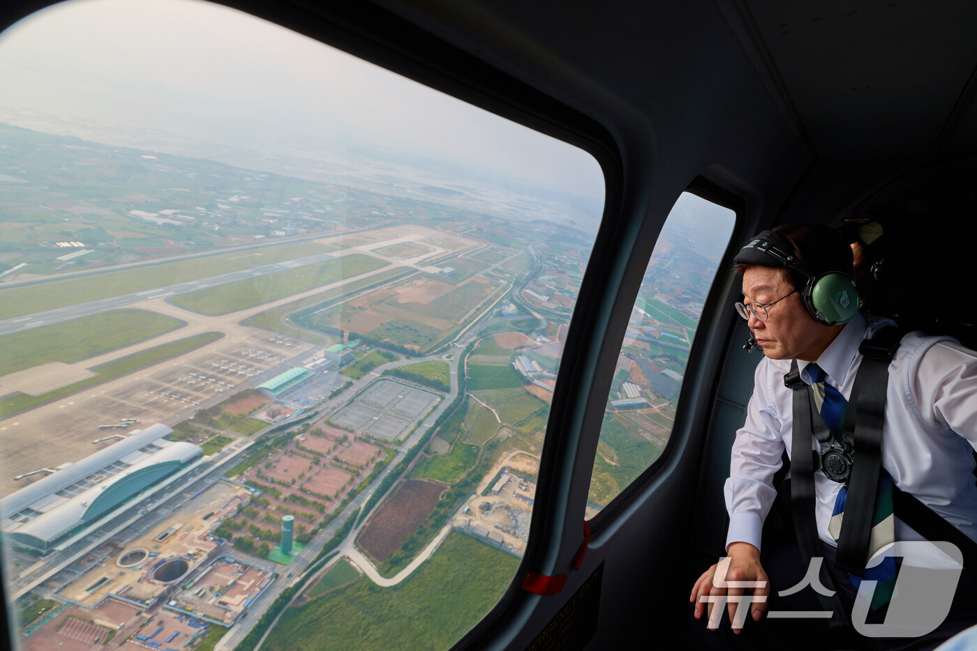(서울=뉴스1) 이재명 기자 = 이재명 대통령이 30일 항공 시찰 중 무안공항 항로를 바라보고 있다. (청와대 제공. 재판매 및 DB 금지) 2026.6.30/뉴스1