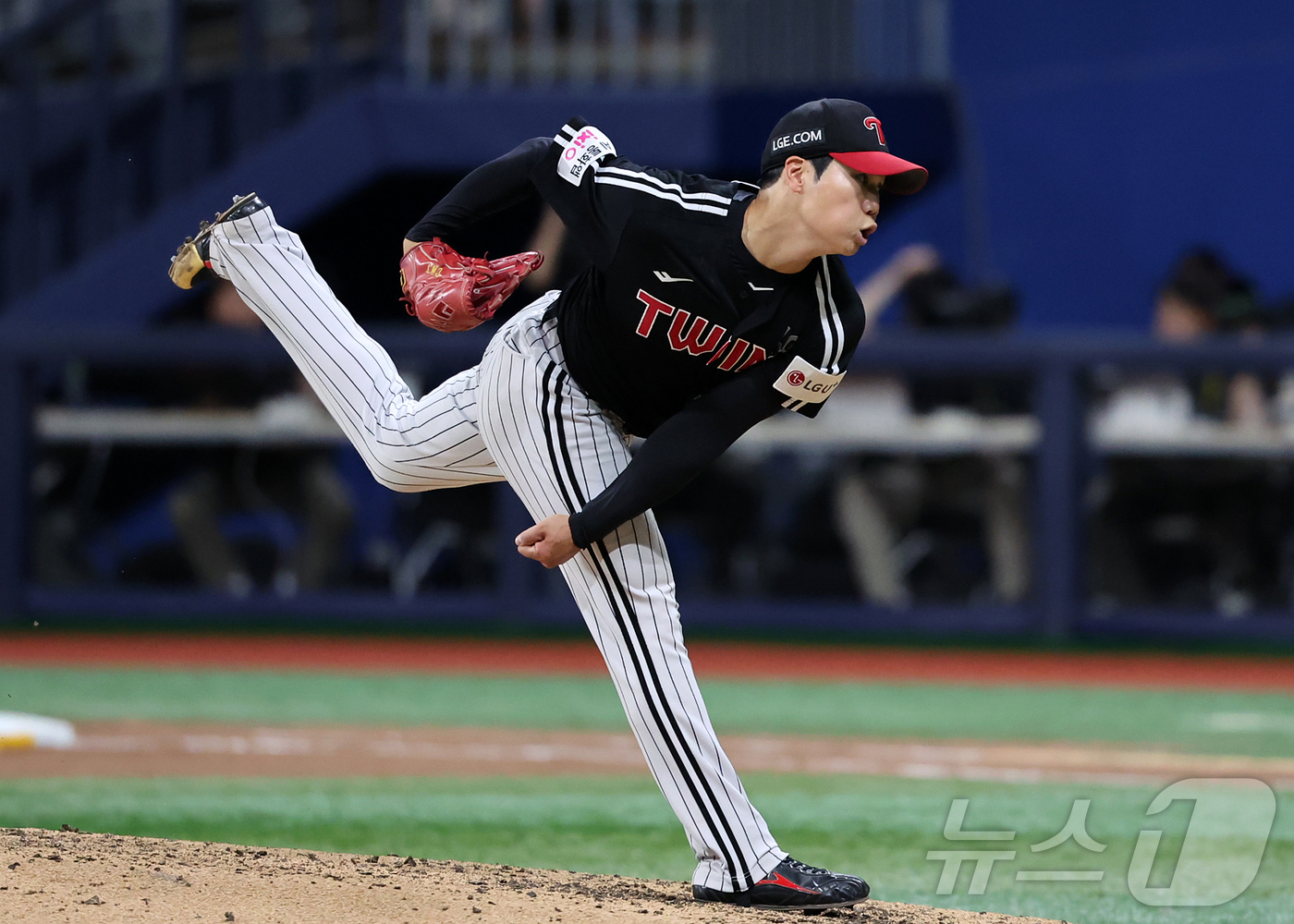 (서울=뉴스1) 김진환 기자 = 30일 오후 서울 구로구 고척 스카이돔에서 열린 2026 신한 SOL KBO리그 LG 트윈스와 키움 히어로즈의 경기, LG 조원태가 8회말 등판해 …