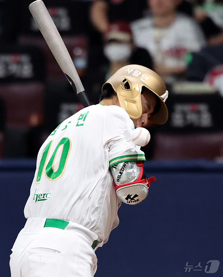 (서울=뉴스1) 김진환 기자 = 30일 오후 서울 구로구 고척 스카이돔에서 열린 2026 신한 SOL KBO리그 LG 트윈스와 키움 히어로즈의 경기, 키움 김웅빈이 8회말 무사 1 …