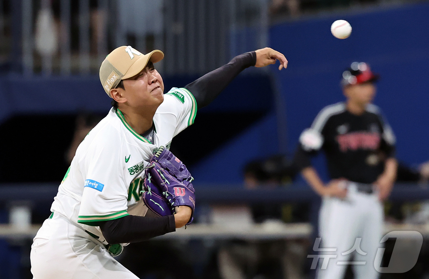 (서울=뉴스1) 김진환 기자 = 30일 오후 서울 구로구 고척 스카이돔에서 열린 2026 신한 SOL KBO리그 LG 트윈스와 키움 히어로즈의 경기, 키움 박정훈이 9회초 등판해 …