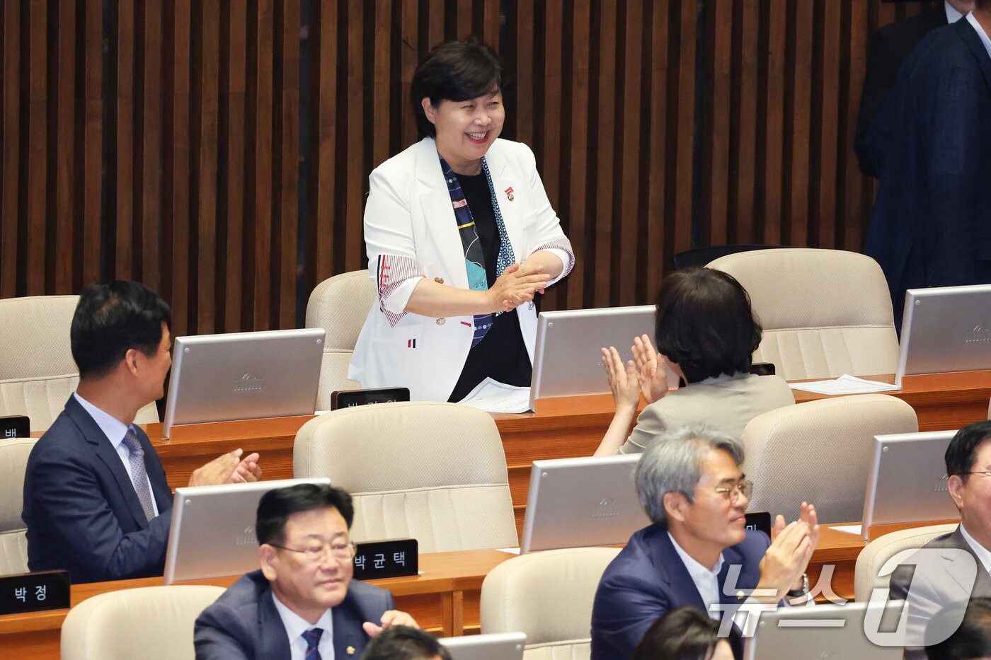 본문 이미지 - 서영교 신임 법제사법위원장이 30일 서울 여의도 국회에서 열린 제436회 국회(임시회) 제4차 본회의에서 동료 의원들의 축하를 받고 있다. 2026.6.30 ⓒ 뉴스1 신웅수 기자