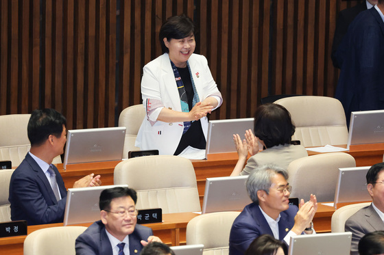 축하받는 서영교 법사위원장