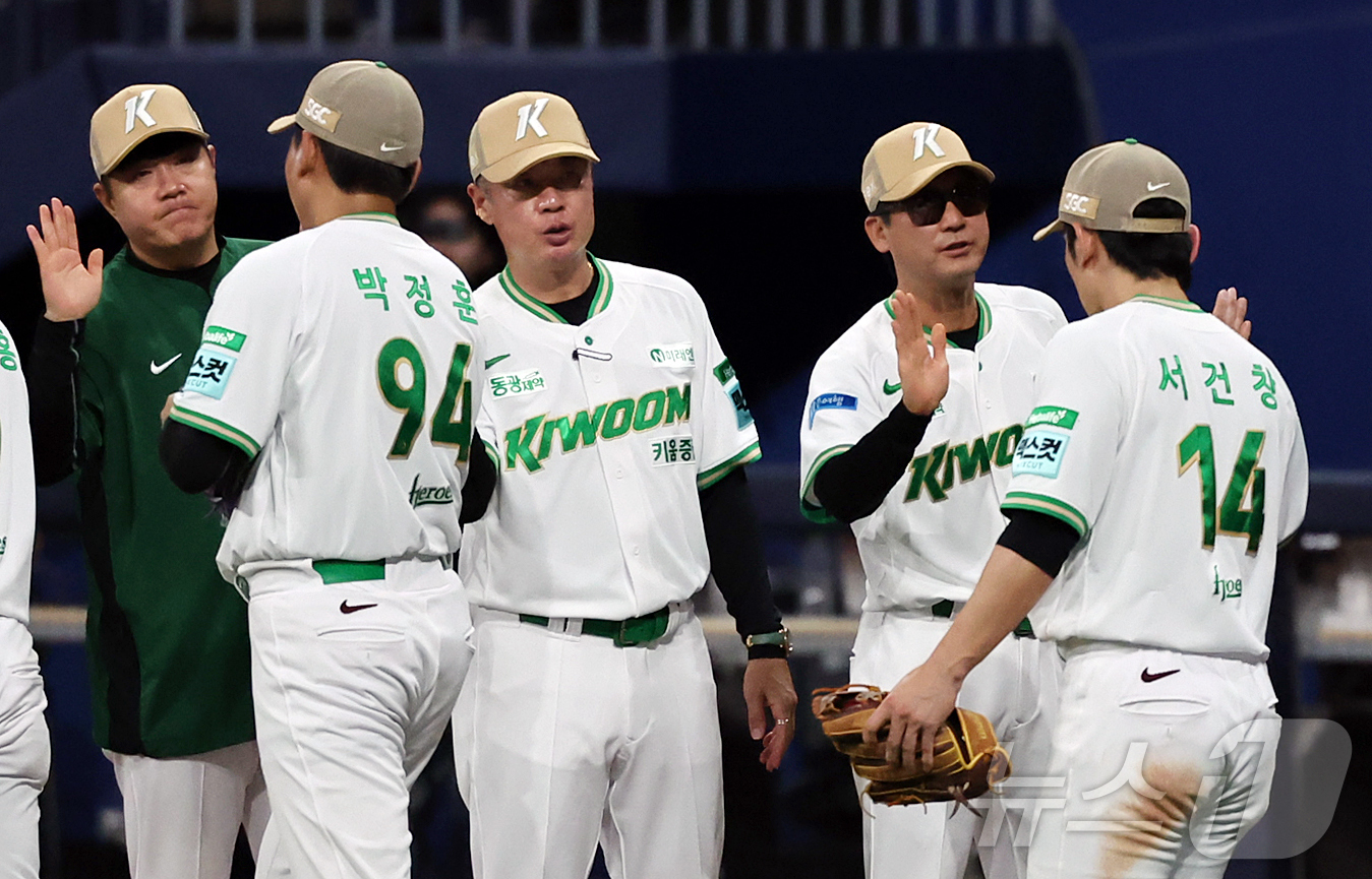 (서울=뉴스1) 김진환 기자 = 30일 오후 서울 구로구 고척 스카이돔에서 열린 2026 신한 SOL KBO리그 LG 트윈스와 키움 히어로즈의 경기, 6대0 승리를 거둔 키움 설종 …