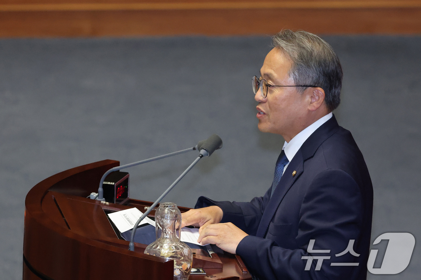 (서울=뉴스1) 신웅수 기자 = 송기헌 신임 과학기술정보방송통신위원장이 30일 서울 여의도 국회에서 열린 제436회 국회(임시회) 제4차 본회의에서 당선 인사를 하고 있다. 202 …