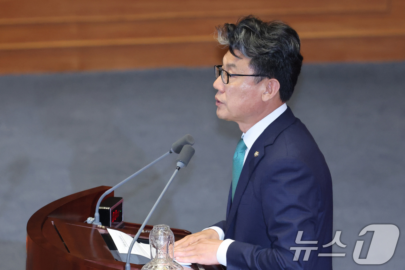 (서울=뉴스1) 신웅수 기자 = 진성준 신임 국방위원장이 30일 서울 여의도 국회에서 열린 제436회 국회(임시회) 제4차 본회의에서 당선 인사를 하고 있다. 2026.6.30/뉴 …