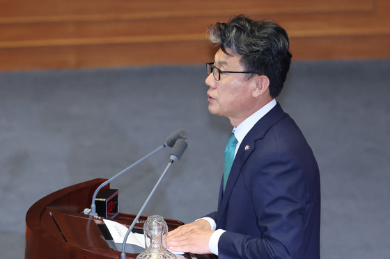 당선 인사하는 진성준 국방위원장