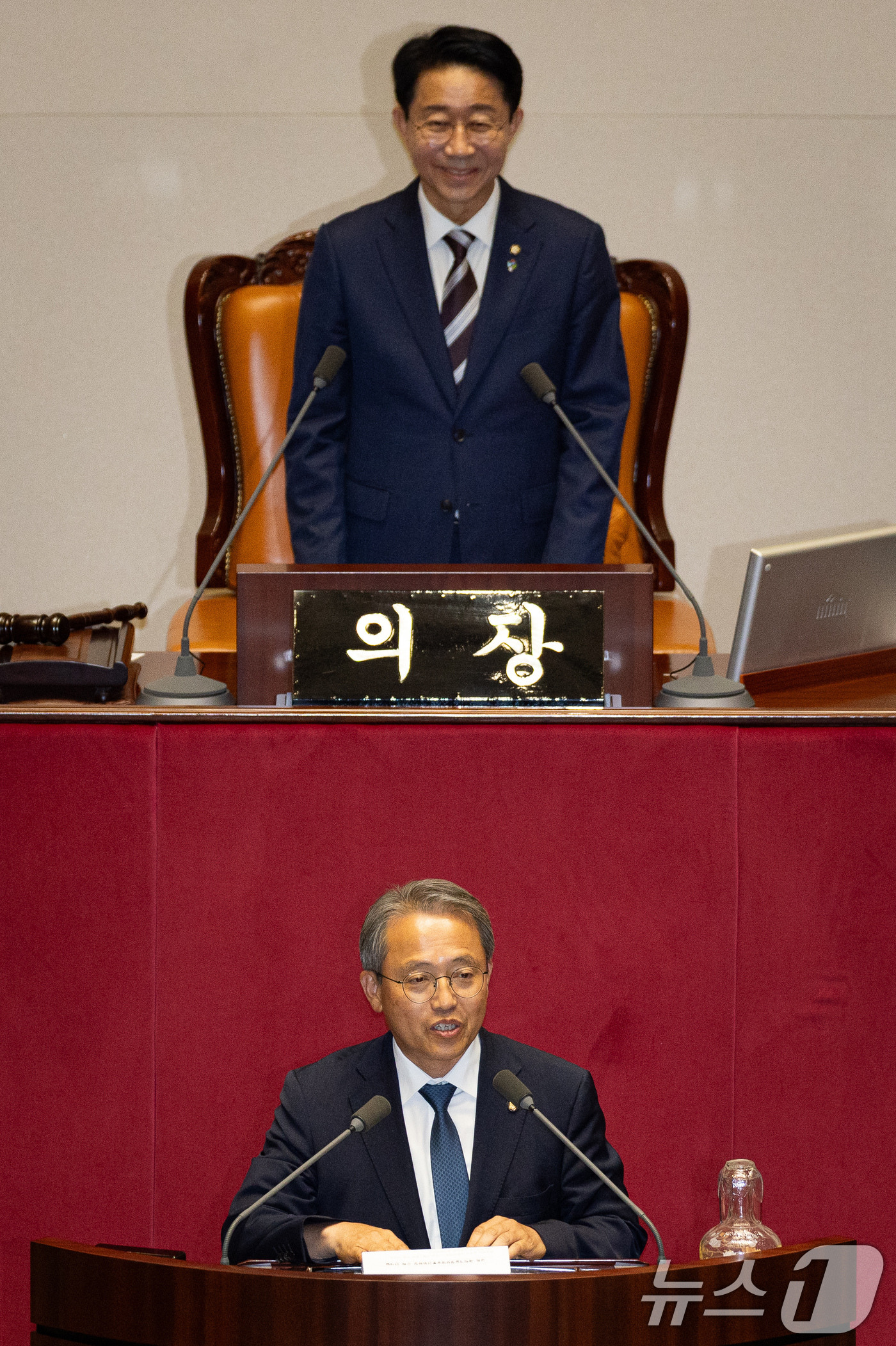 (서울=뉴스1) 유승관 기자 = 제22대 국회 후반기 송기헌 과학기술정보방송통신위원장이 30일 서울 여의도 국회에서 열린 제436회 국회(임시회) 제4차 본회의에서 당선인사를 하고 …