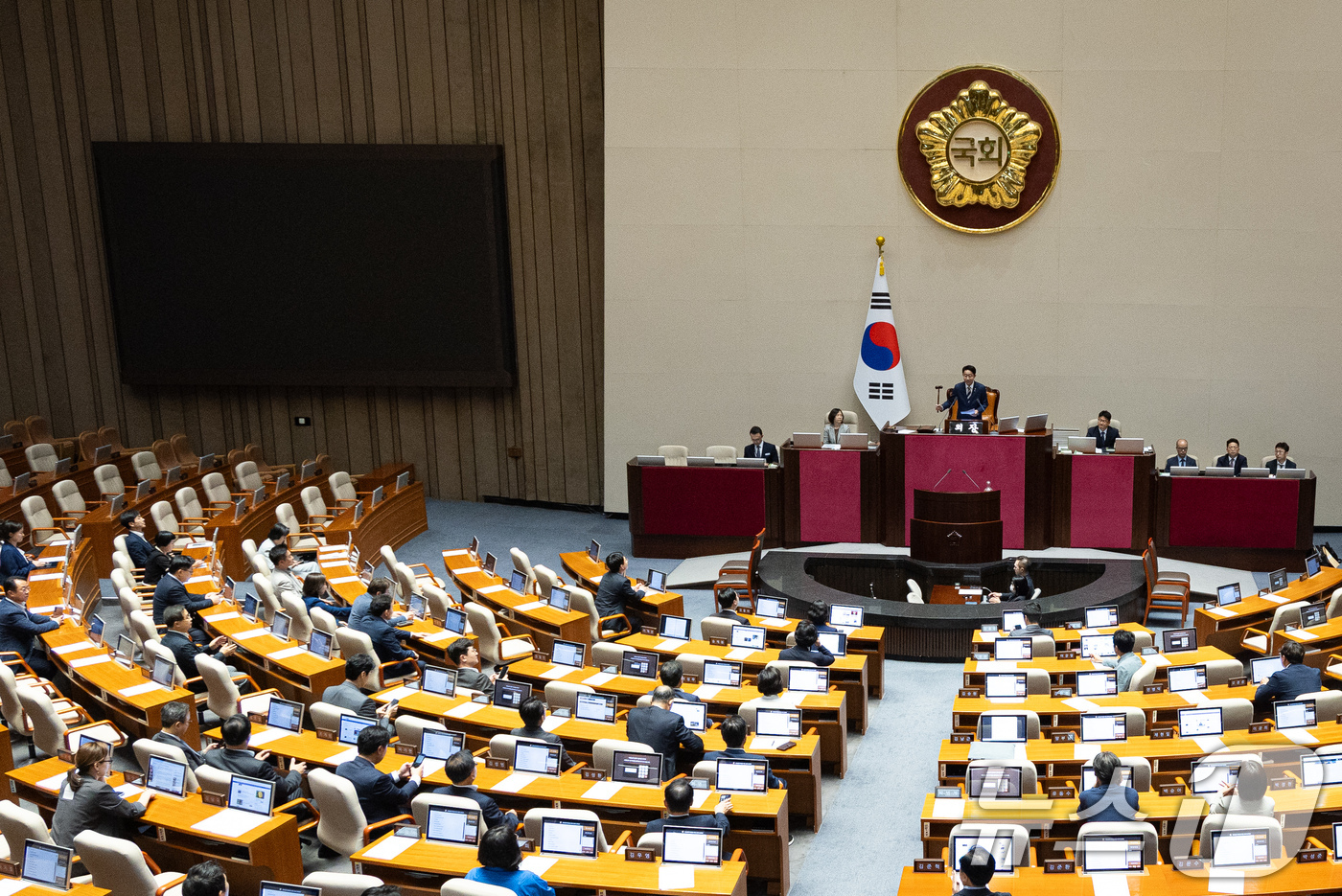 (서울=뉴스1) 유승관 기자 = 30일 서울 여의도 국회에서 열린 제436회 국회(임시회) 제4차 본회의에서 국무총리(한성숙) 임명동의안이 가결되고 있다. 2026.6.30/뉴스1 …