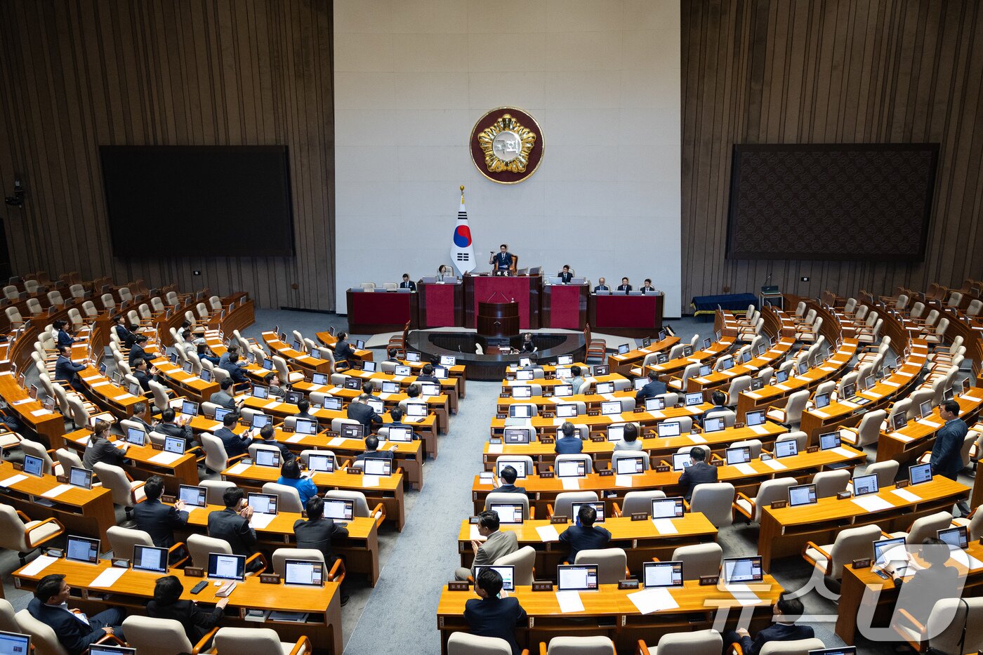 본문 이미지 - 30일 서울 여의도 국회에서 열린 제436회 국회(임시회) 제4차 본회의에서 국무총리(한성숙) 임명동의안이 가결되고 있다. 2026.6.30 ⓒ 뉴스1 유승관 기자