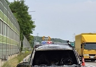 화성 서해안고속도로 달리던 SUV서 화재…3명 대피