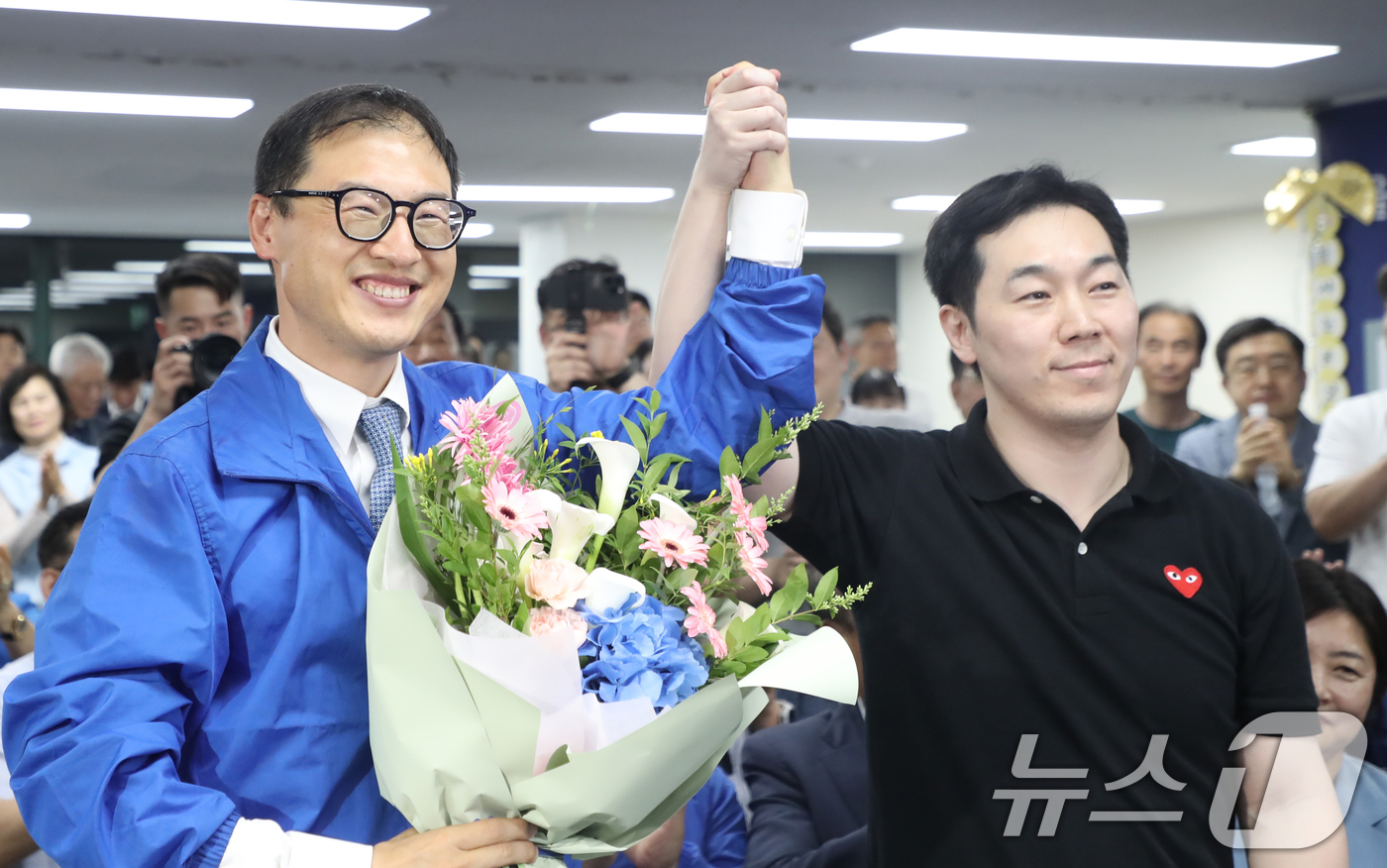 (울산=뉴스1) 조민주 기자 = 김상욱 더불어민주당 울산시장 후보가 3일 오후 울산 남구에 마련된 자신의 선거캠프에서 당선이 확실시 되자 꽃다발을 들고 환호하고 있다. 2026.6 …