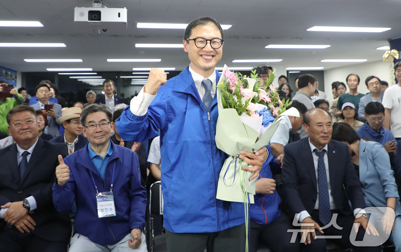 (울산=뉴스1) 조민주 기자 = 김상욱 더불어민주당 울산시장 후보가 3일 오후 울산 남구에 마련된 자신의 선거캠프에서 당선이 확실시 되자 꽃다발을 들고 환호하고 있다. 2026.6 …