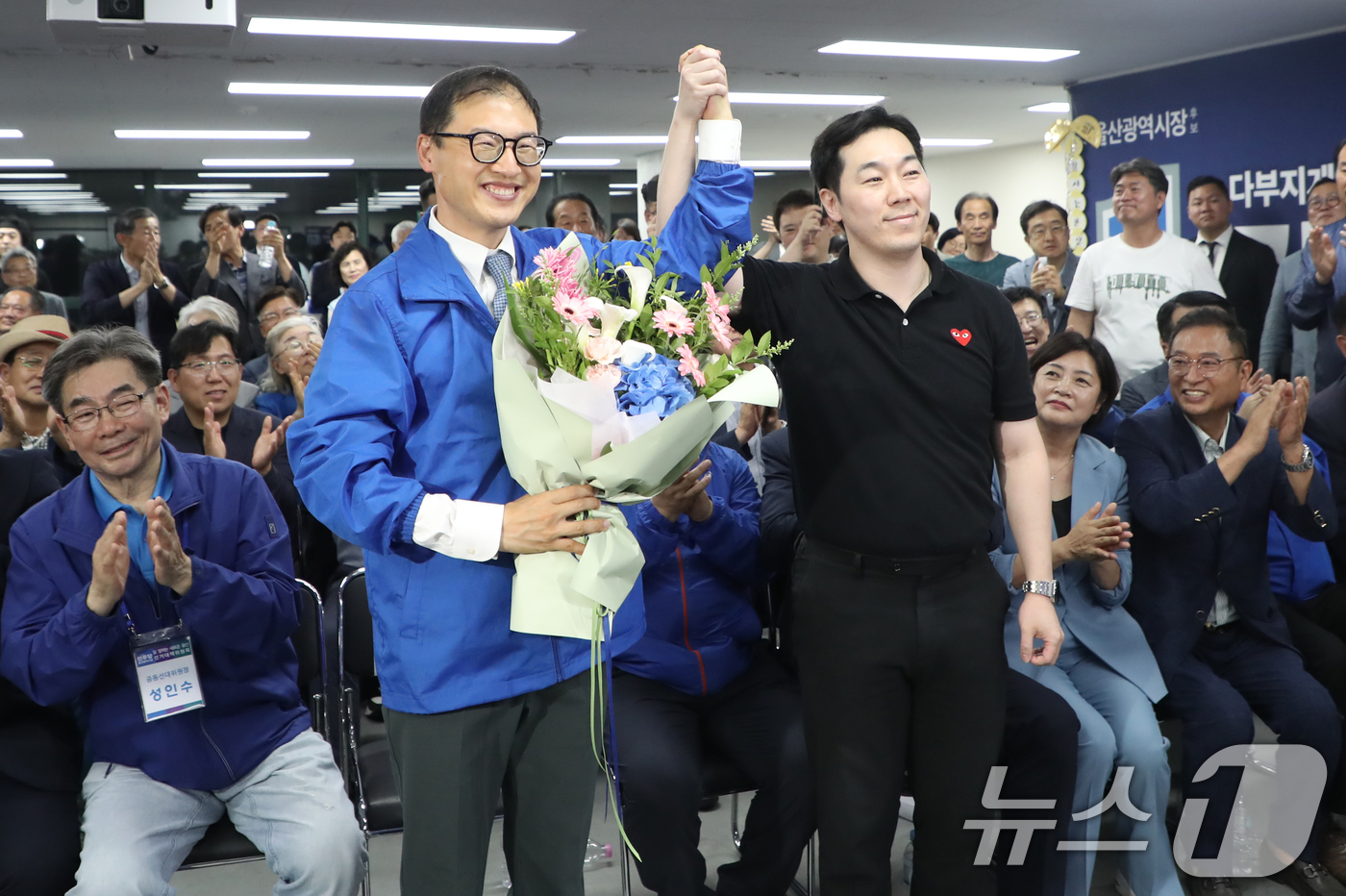 (울산=뉴스1) 조민주 기자 = 김상욱 더불어민주당 울산시장 후보가 3일 오후 울산 남구에 마련된 자신의 선거캠프에서 당선이 확실시 되자 꽃다발을 들고 환호하고 있다. 2026.6 …