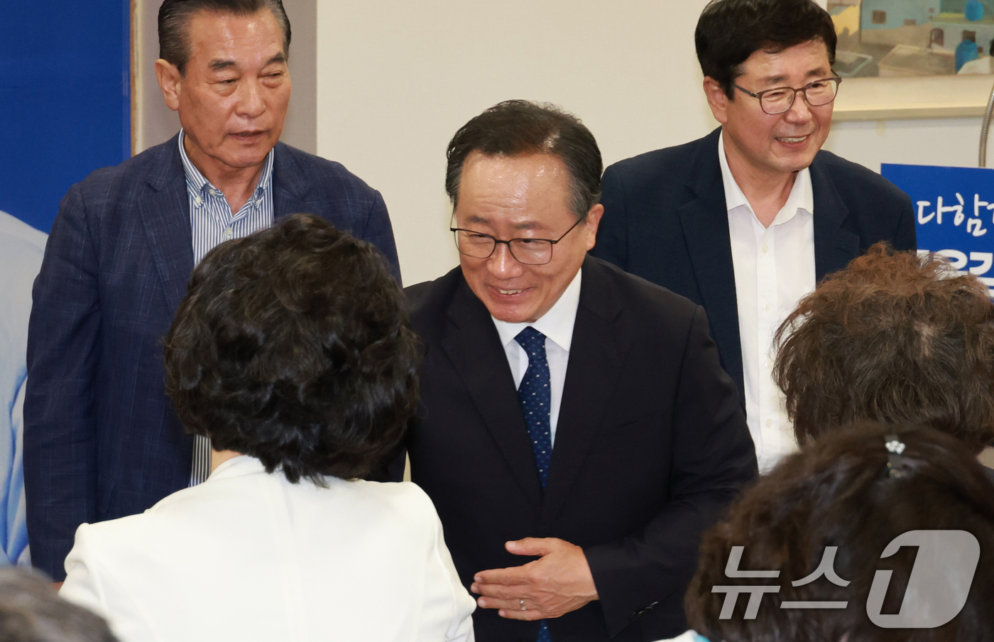 (부산=뉴스1) 윤일지 기자 = 김석준 부산시교육감 후보가 3일 부산 부산진구 자신의 선거사무소에서 제9회 전국동시지방선거 당선이 확실시 되자 지지자들에게 감사의 인사를 하고 있다 …