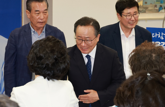 당선 확실해지자 감사 인사하는 김석준 부산시교육감 후보