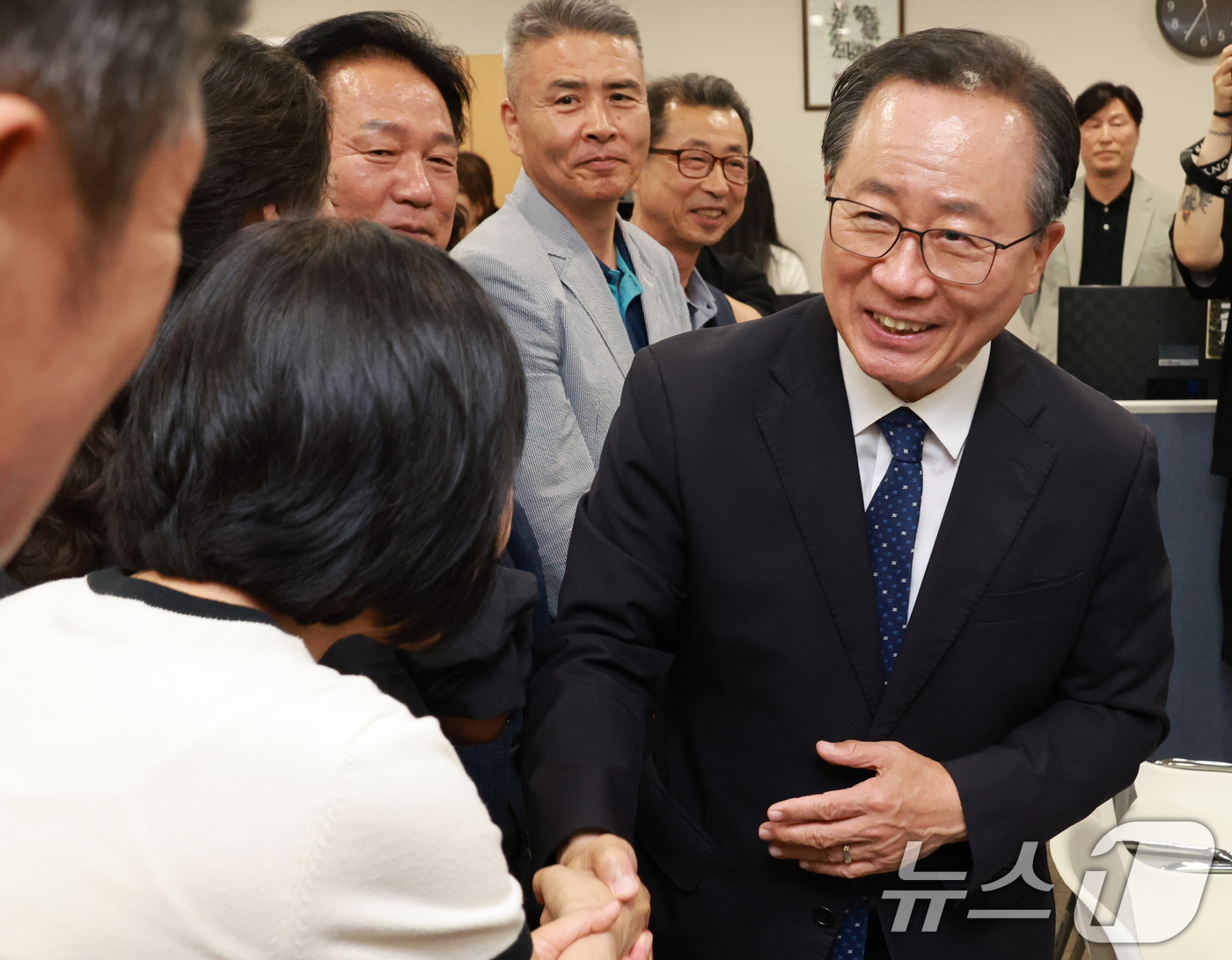 (부산=뉴스1) 윤일지 기자 = 김석준 부산시교육감 후보가 3일 부산 부산진구 자신의 선거사무소에서 제9회 전국동시지방선거 당선이 확실시 되자 지지자들에게 감사의 인사를 하고 있다 …