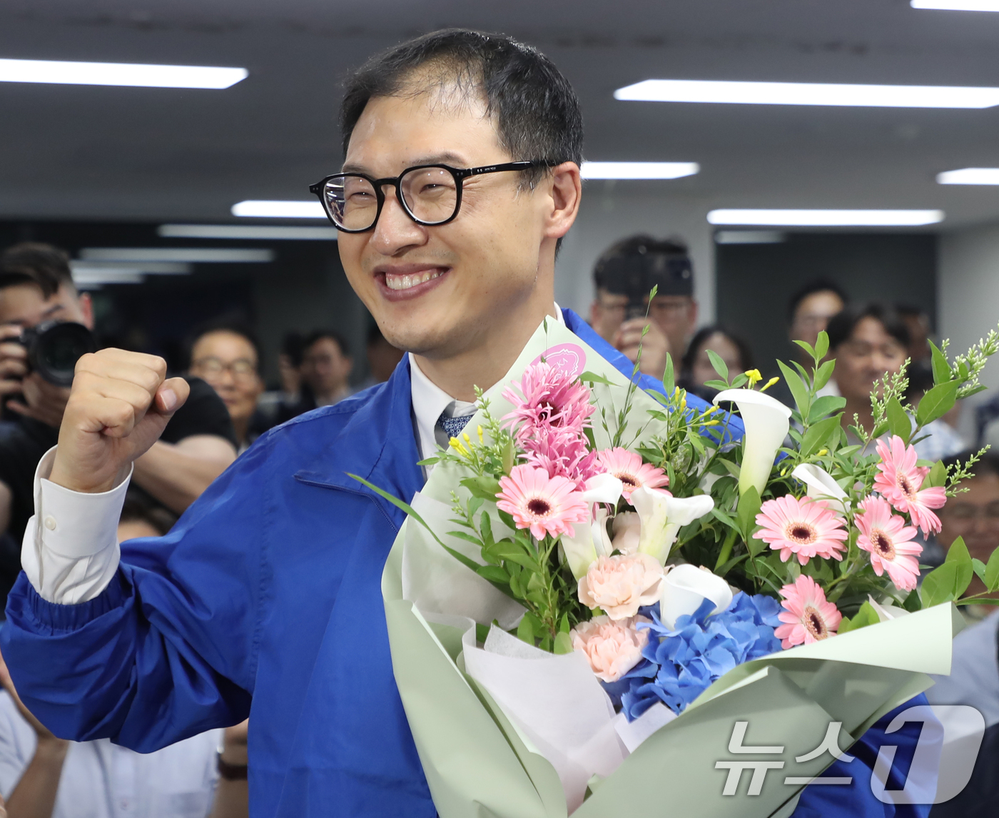 (울산=뉴스1) 조민주 기자 = 김상욱 더불어민주당 울산시장 후보가 3일 오후 울산 남구에 마련된 자신의 선거캠프에서 당선이 확실시 되자 꽃다발을 들고 환호하고 있다. 2026.6 …