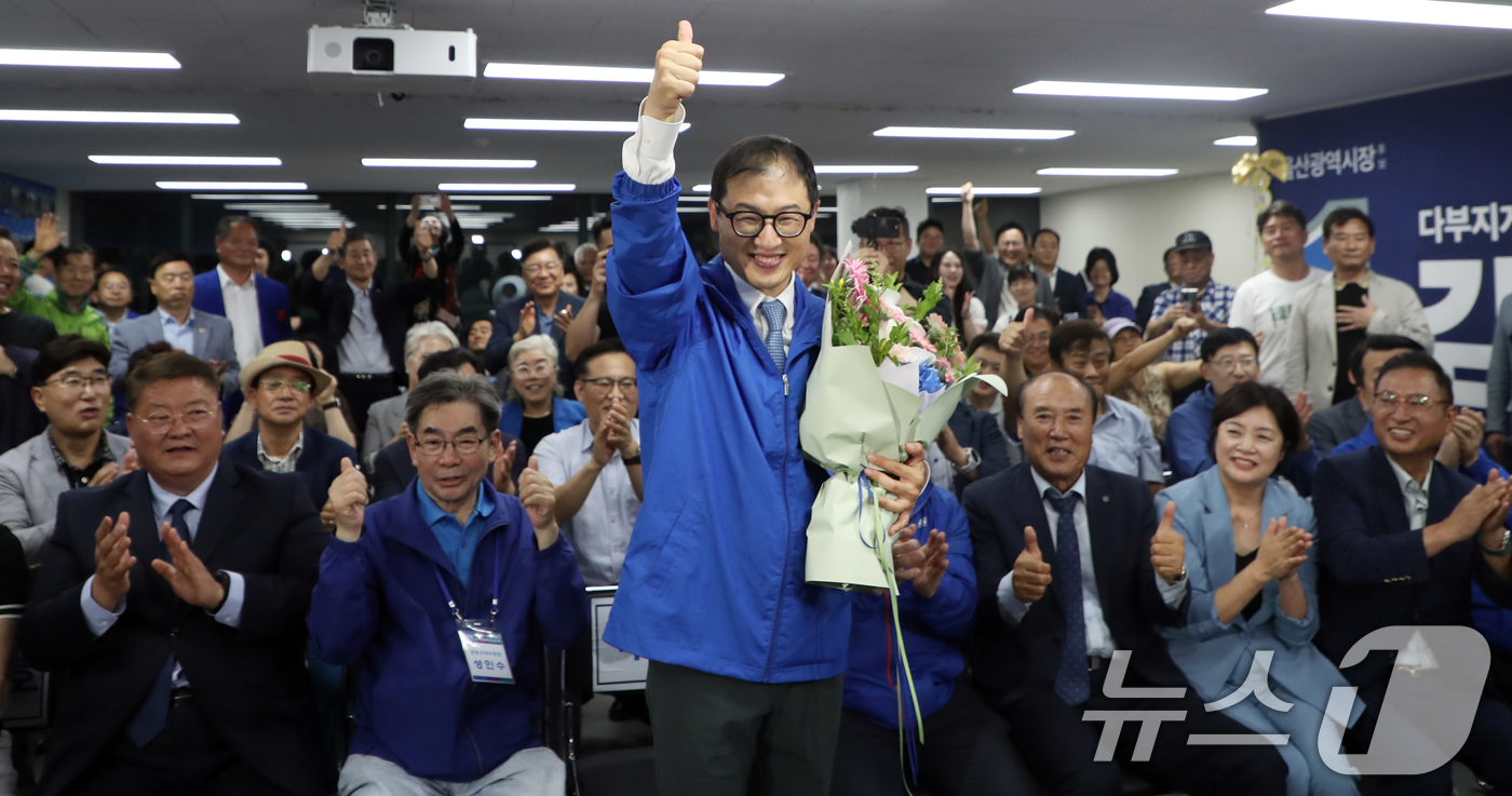 (울산=뉴스1) 조민주 기자 = 김상욱 더불어민주당 울산시장 후보가 3일 오후 울산 남구에 마련된 자신의 선거캠프에서 당선이 확실시 되자 꽃다발을 들고 환호하고 있다. 2026.6 …