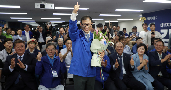 울산시장 당선확실 김상욱 '엄지척'