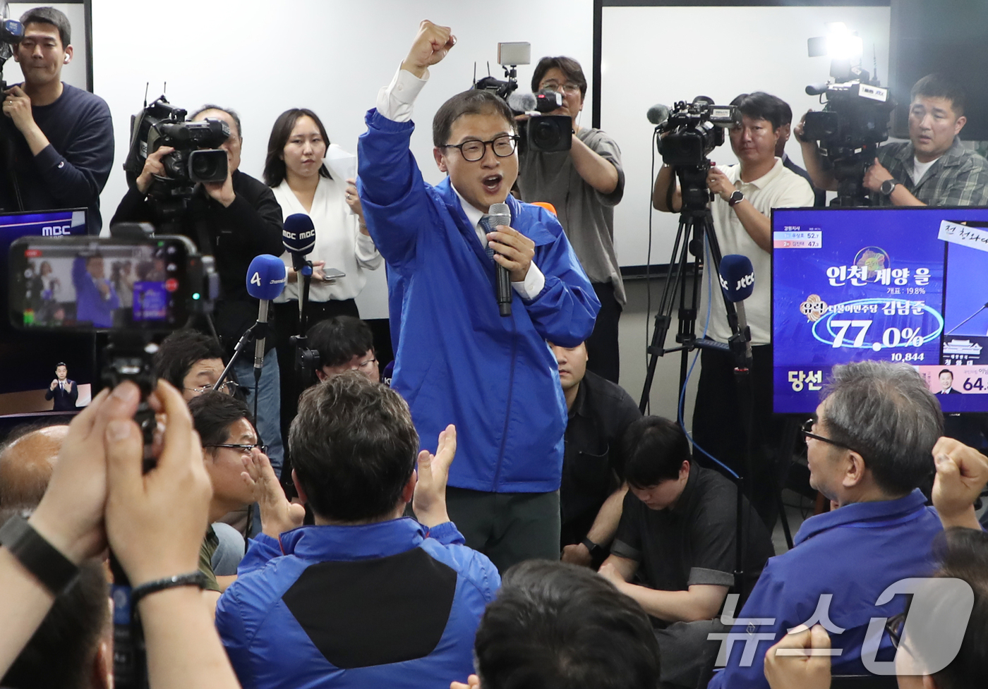 (울산=뉴스1) 조민주 기자 = 김상욱 더불어민주당 울산시장 후보가 3일 오후 울산 남구에 마련된 자신의 선거캠프에서 당선이 확실시 되자 지지자들에게 소감을 밝히고 있다. 2026 …