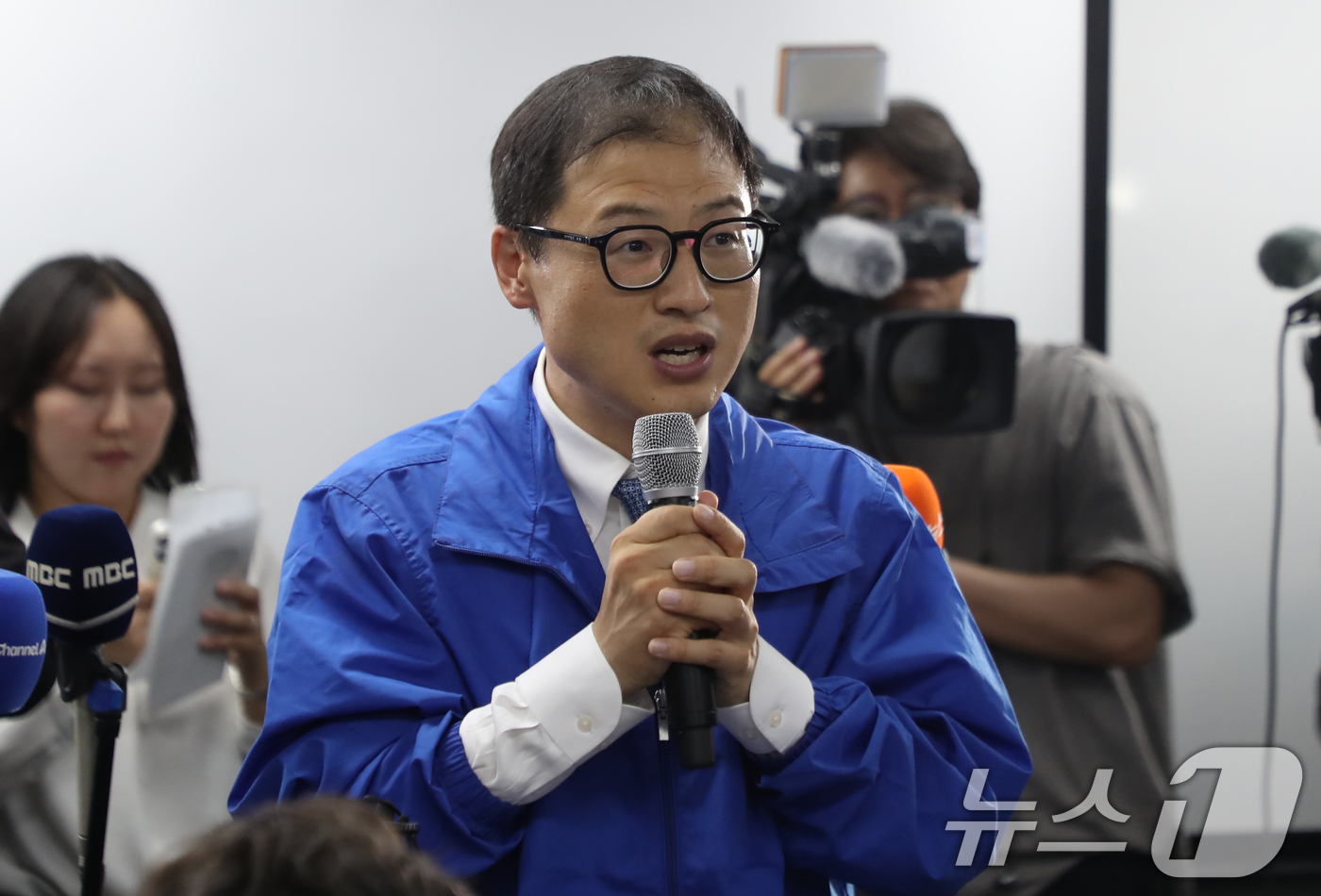 (울산=뉴스1) 조민주 기자 = 김상욱 더불어민주당 울산시장 후보가 3일 오후 울산 남구에 마련된 자신의 선거캠프에서 당선이 확실시 되자 지지자들에게 소감을 밝히고 있다. 2026 …