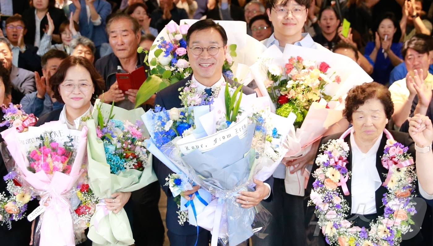 (제주=뉴스1) 강승남 기자 = 위성곤 더불어민주당 제주도지사 후보가 3일 제주도 자신의 선거사무소에서 당선이 확실시되자 지지자들과 환호하고 있다.2026.6.3/뉴스1