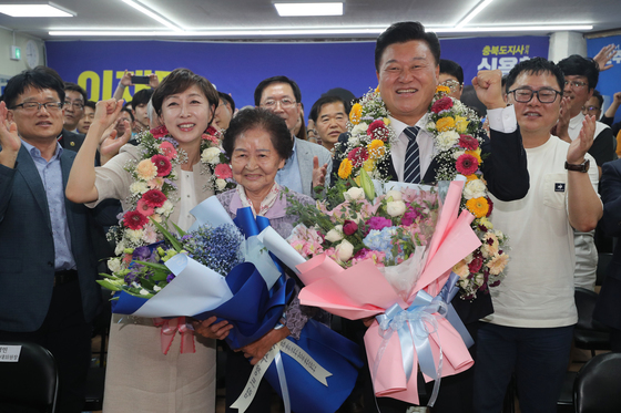 '당선 유력' 꽃목걸이 목에 건 신용한 충북지사 후보