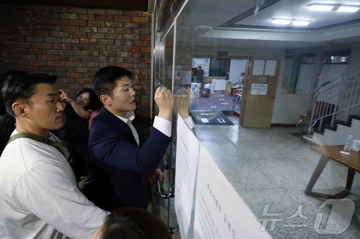 (서울=뉴스1) 박지혜 기자 = 제9회 전국동시지방선거 및 국회의원 재·보궐선거 본투표일인 3일 투표용지 부족으로 투표 시간이 오후 10시까지 연장된 서울 송파구 잠실7동 제2투표 …