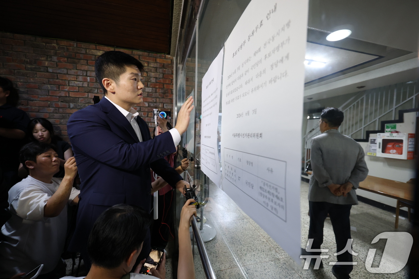 (서울=뉴스1) 박지혜 기자 = 제9회 전국동시지방선거 및 국회의원 재·보궐선거 본투표일인 3일 투표용지 부족으로 투표 시간이 오후 10시까지 연장된 서울 송파구 잠실7동 제2투표 …