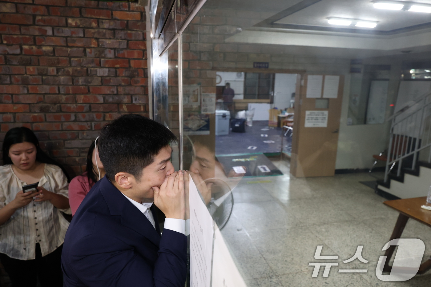 (서울=뉴스1) 박지혜 기자 = 제9회 전국동시지방선거 및 국회의원 재·보궐선거 본투표일인 3일 투표용지 부족으로 투표 시간이 오후 10시까지 연장된 서울 송파구 잠실7동 제2투표 …
