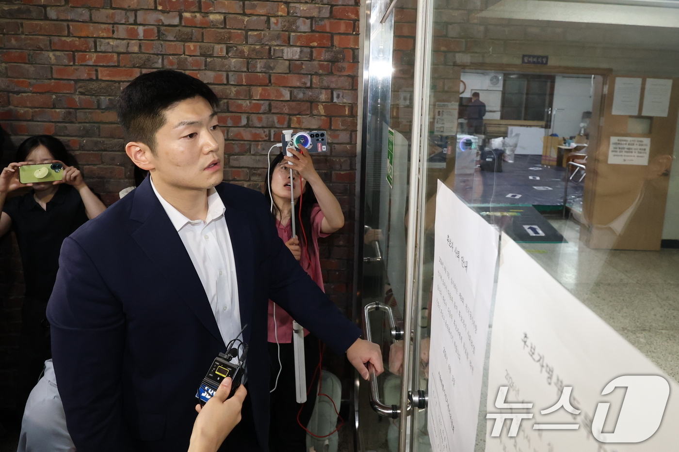 (서울=뉴스1) 박지혜 기자 = 제9회 전국동시지방선거 및 국회의원 재·보궐선거 본투표일인 3일 투표용지 부족으로 투표 시간이 오후 10시까지 연장된 서울 송파구 잠실7동 제2투표 …