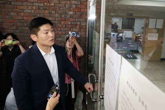 투표함 이송 대기 중인 투표소 찾은 김재섭 의원