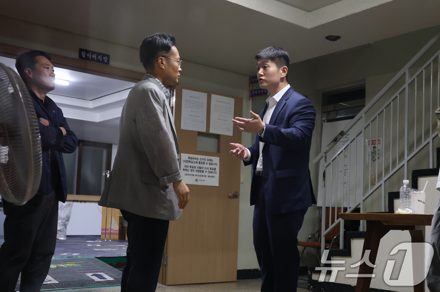 (서울=뉴스1) 박지혜 기자 = 제9회 전국동시지방선거 및 국회의원 재·보궐선거 본투표일인 3일 투표용지 부족으로 투표 시간이 오후 10시까지 연장된 서울 송파구 잠실7동 제2투표 …