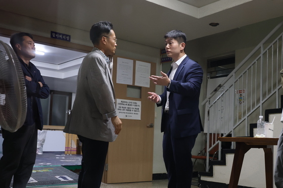 선관위 관계자와 대화하는 김재섭 의원