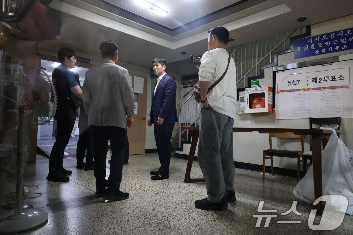 (서울=뉴스1) 박지혜 기자 = 제9회 전국동시지방선거 및 국회의원 재·보궐선거 본투표일인 3일 투표용지 부족으로 투표 시간이 오후 10시까지 연장된 서울 송파구 잠실7동 제2투표 …