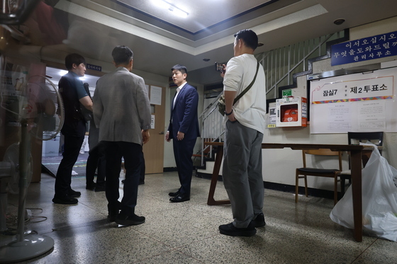 초유의 용지부족 사태…송파 투표소 찾은 김재섭 의원