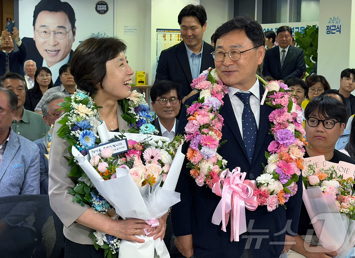 (서울=뉴스1) 조수빈 기자 = 정근식 서울시교육감 후보가 4일 오전 서울시 종로구 선거사무소에서 당선이 유력해지자 꽃목걸이를 걸고 기쁨을 나누고 있다.  2026.6.4/뉴스1