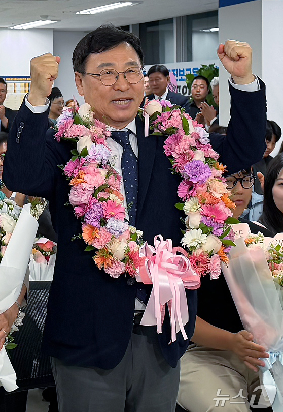 (서울=뉴스1) 조수빈 기자 = 정근식 서울시교육감 후보가 4일 오전 서울시 종로구 선거사무소에서 당선이 유력해지자 꽃목걸이를 걸고 기쁨을 나누고 있다.  2026.6.4/뉴스1