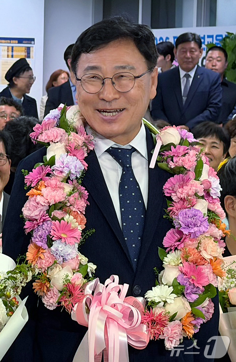 (서울=뉴스1) 조수빈 기자 = 정근식 서울시교육감 후보가 4일 오전 서울시 종로구 선거사무소에서 당선이 유력해지자 꽃목걸이를 걸고 기쁨을 나누고 있다.  2026.6.4/뉴스1