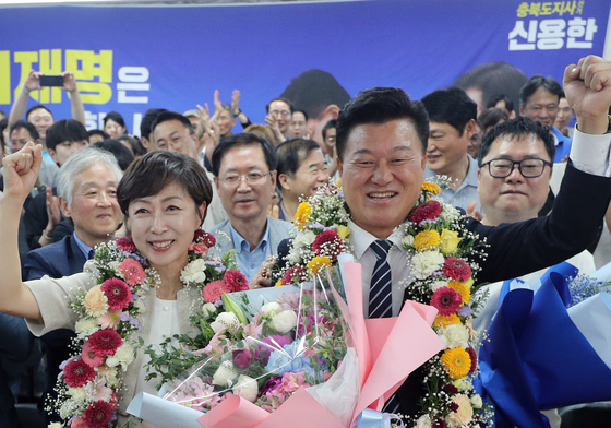 신용한 충북지사 후보, 당선 유력 세레머니