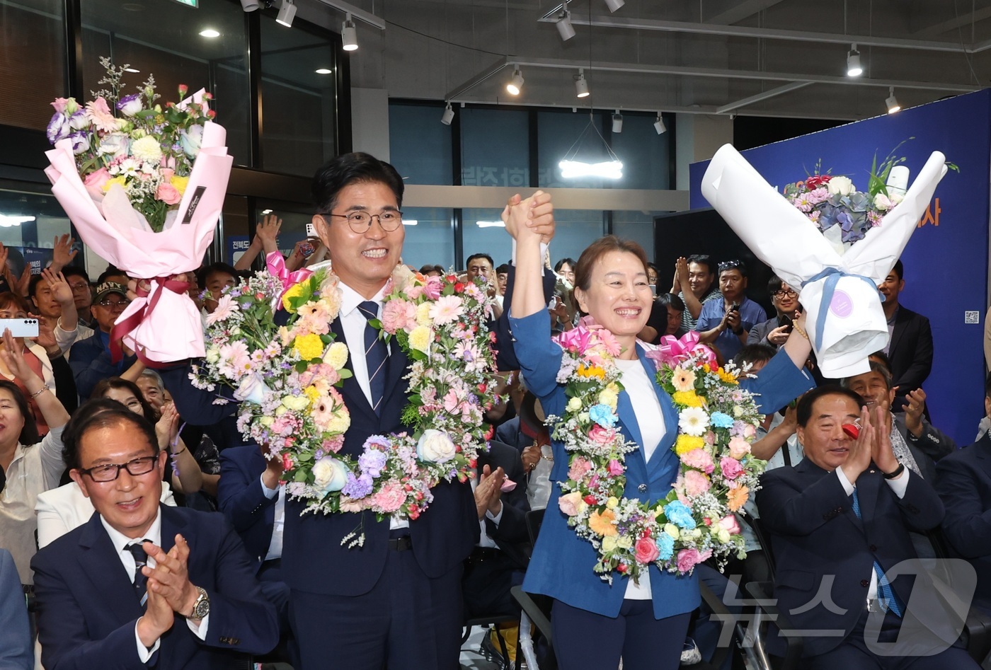 (전주=뉴스1) 유경석 기자 = 이원택 더불어민주당 전북도지사 후보와 관계자들이 4일 전북 전주시 선거사무실에서 당선이 확실시되자 꽃목걸이를 목에 걸고 환호하고 있다. 2026.6 …