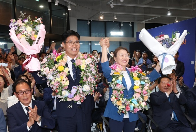 당선 확실에 환호하는 이원택 후보