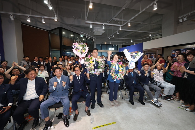 당선 확실에 환호하는 이원택