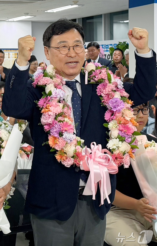 (서울=뉴스1) 조수빈 기자 = 서울시교육감 선거 진영 단일 후보인 정근식 후보가 3일 서울 종로구 선거 사무소에서 당선이 유력해지자 기념 촬영을 하고 있다. 2026.6.4/뉴스 …