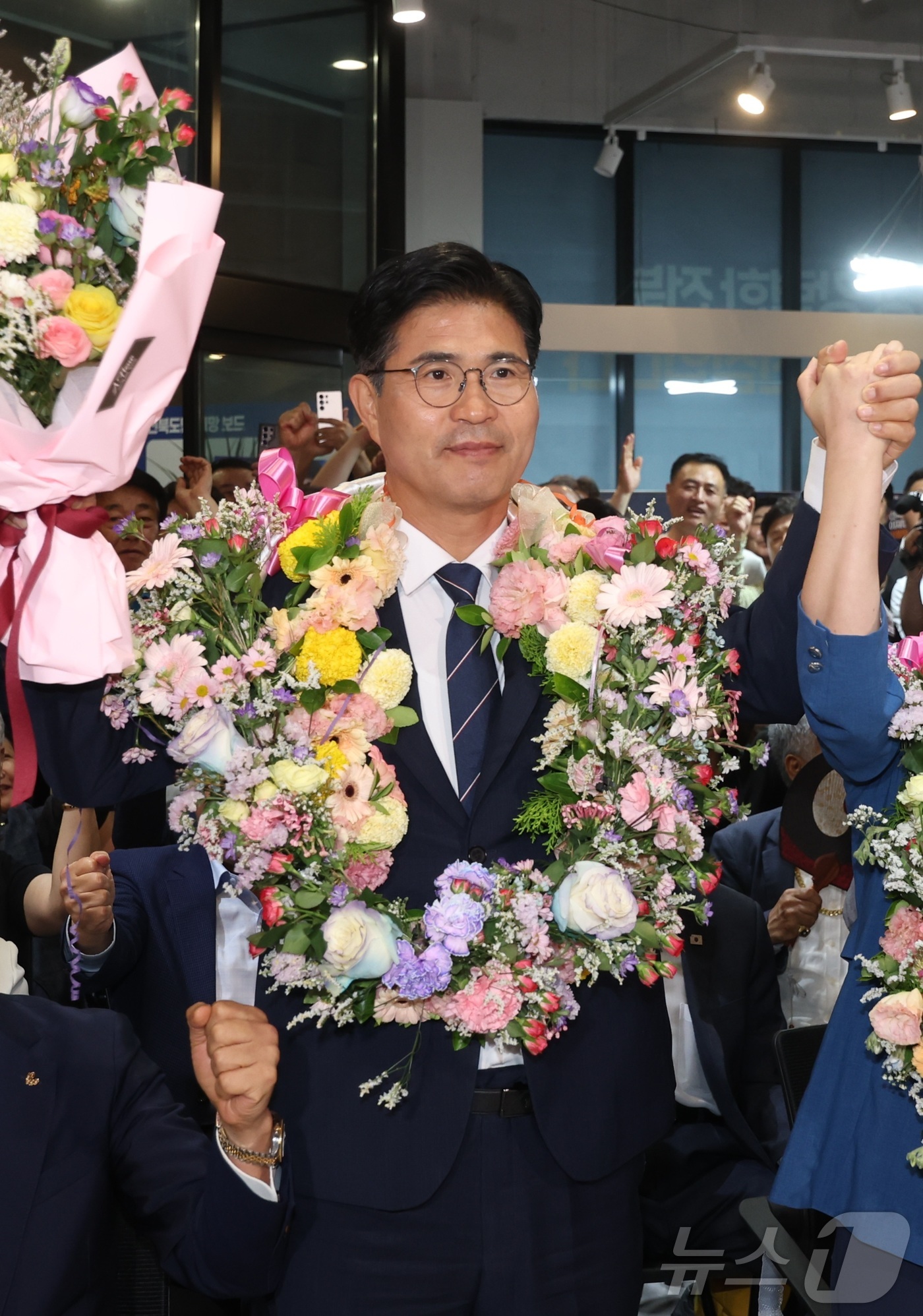 (전주=뉴스1) 유경석 기자 = 이원택 더불어민주당 전북도지사 후보가 4일 전북 전주시 선거사무실에서 당선이 확실시되자 꽃목걸이를 목에 걸고 있다. 2026.6.4/뉴스1