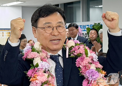 (서울=뉴스1) 조수빈 기자 = 서울시교육감 선거 진영 단일 후보인 정근식 후보가 3일 서울 종로구 선거 사무소에서 당선이 유력해지자 기념 촬영을 하고 있다. 2026.6.4/뉴스 …