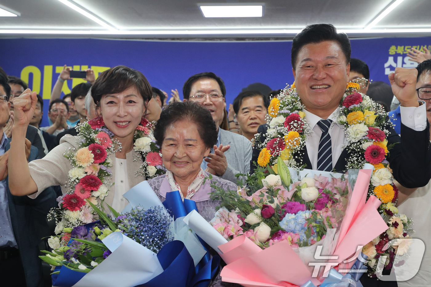 (청주=뉴스1) 김용빈 기자 = 더불어민주당 신용한 충북지사 후보와 어머니, 배우자 이채영 씨가 3일 오후 충북 청주시 흥덕구 선거사무소에서 당선이 유력시되자 꽃목걸이를 걸고 세리 …